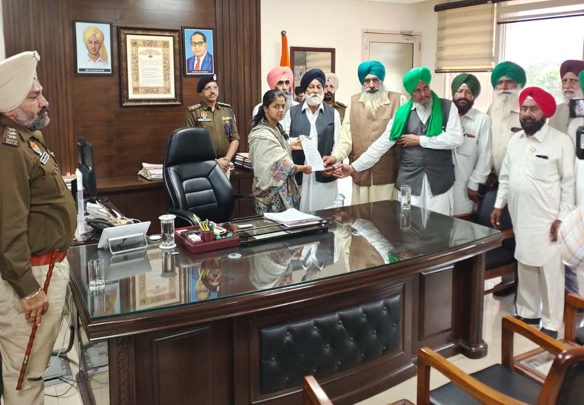 Bharti Kisan Union Sidhupur protested outside the DC office demanding to stop the action against the farmers, submitted a demand letter to the Deputy Commissioner.